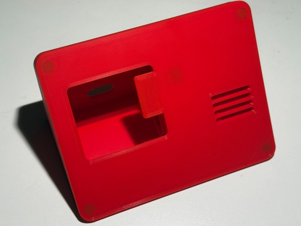 Desktop stand with acoustic chamber by @yodasands